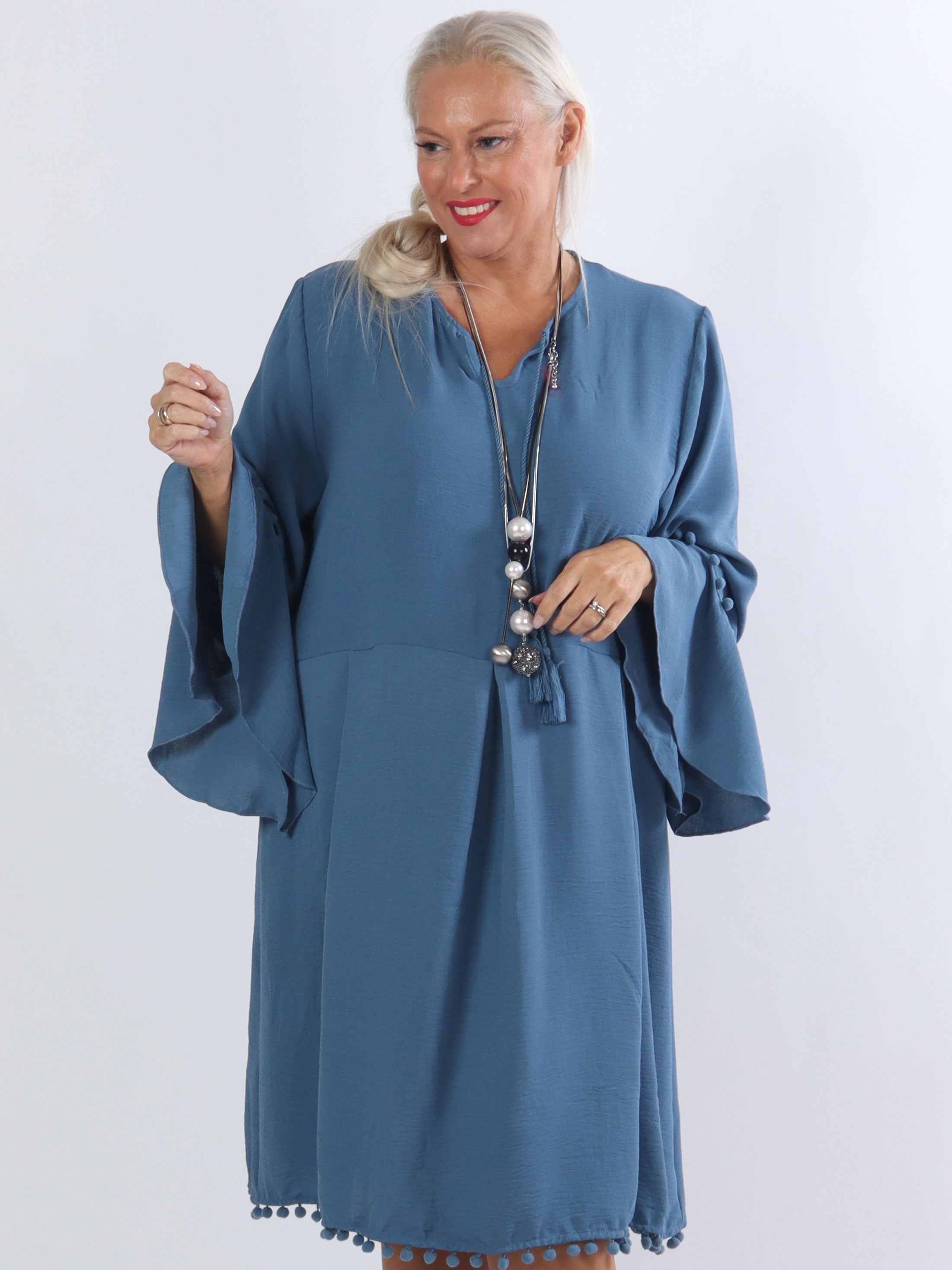 Matilda - Fin klänning i stora storlekar med pompoms - Dustyblue